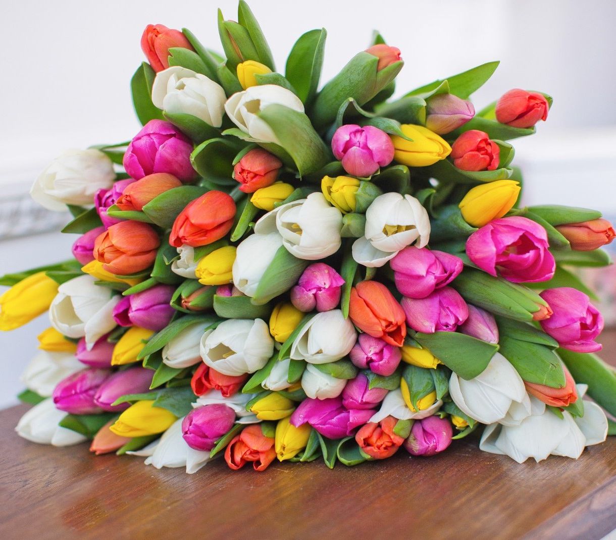 классическая корзина с лилиями и розами для юбилея в Волгограде