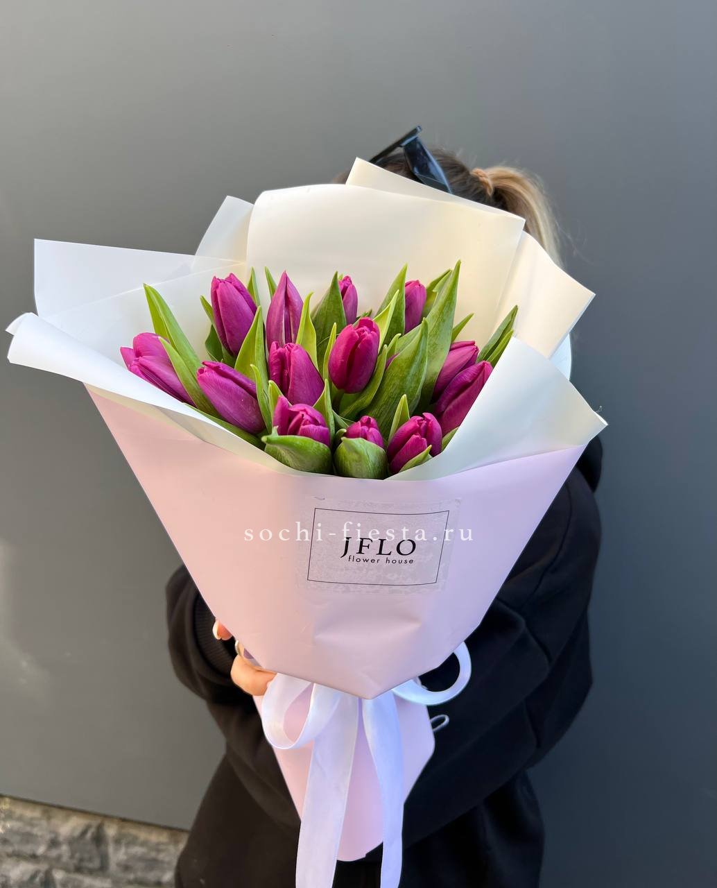 видовой каталог с розами и хризантемами в студии флористики в Волгограде