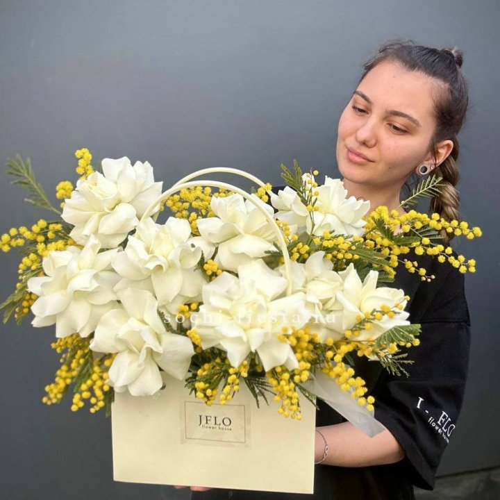 Французские Розы и мимоза  в сумочке  в Волгограде