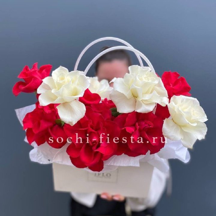Сумочка  красных и белых роз в Волгограде