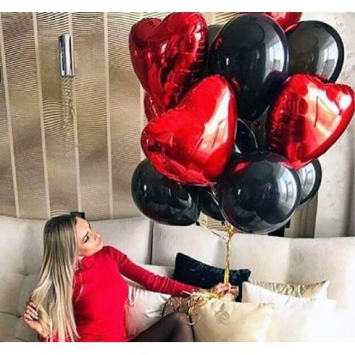 Фонтан из красных сердец с чёрными шарами  в Волгограде