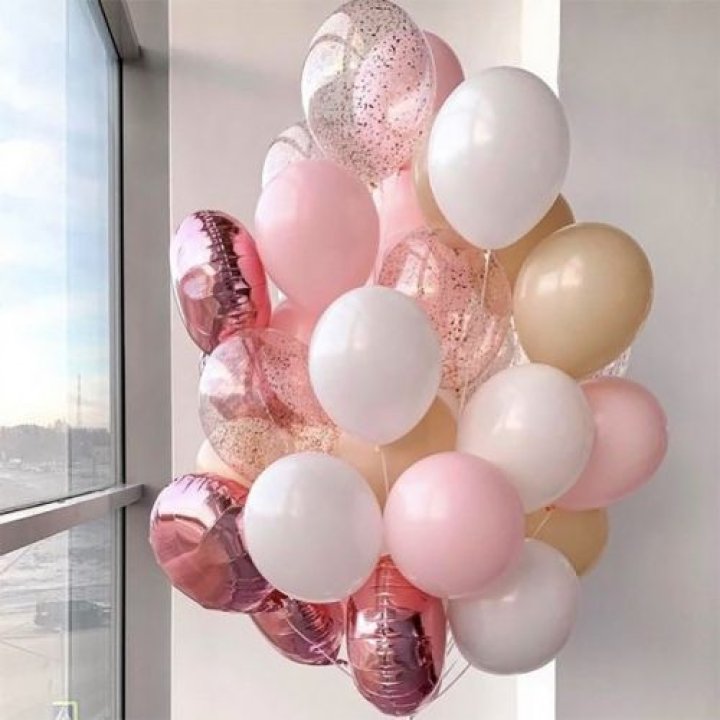 Фонтан шаров розового и белого цветов в Волгограде