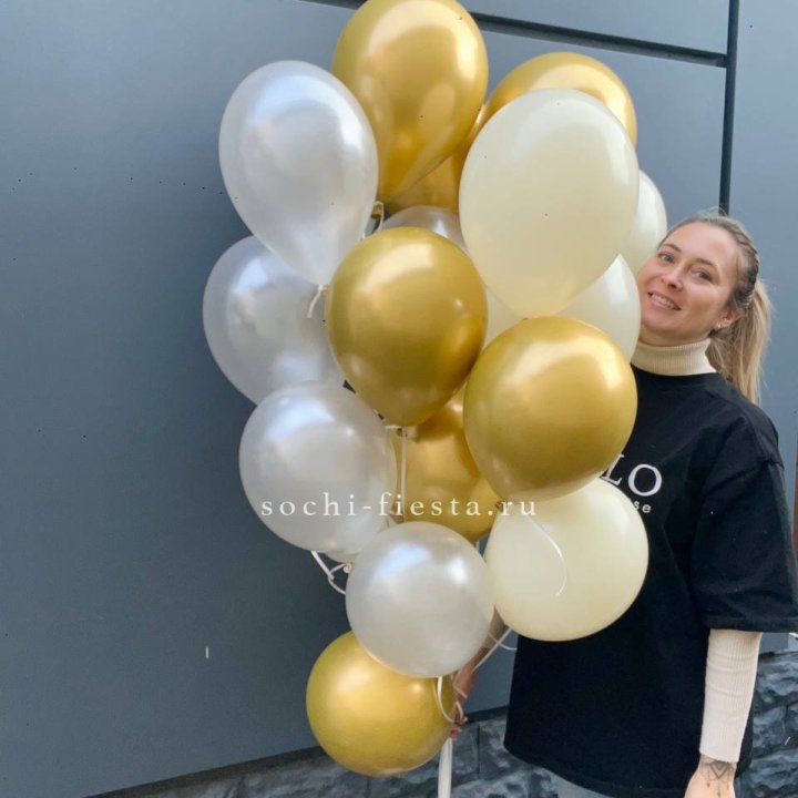 Облако шаров из белого и золотого оттенков в Волгограде