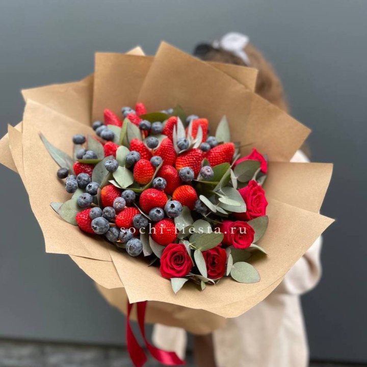 Клубника и голубика с цветами в Волгограде
