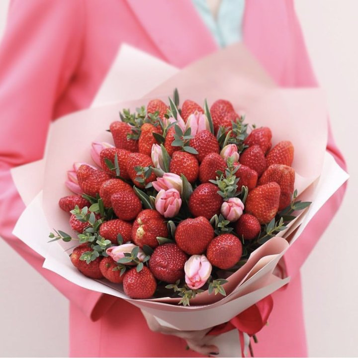 Тюльпаны и клубника в Волгограде