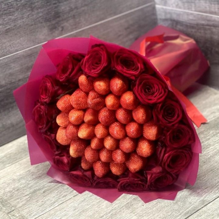 Клубничный букет с розами в Волгограде