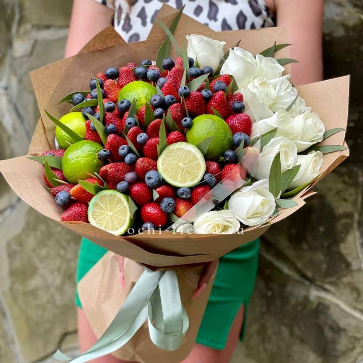Ягодно-цитрусовый букет с розами в Волгограде