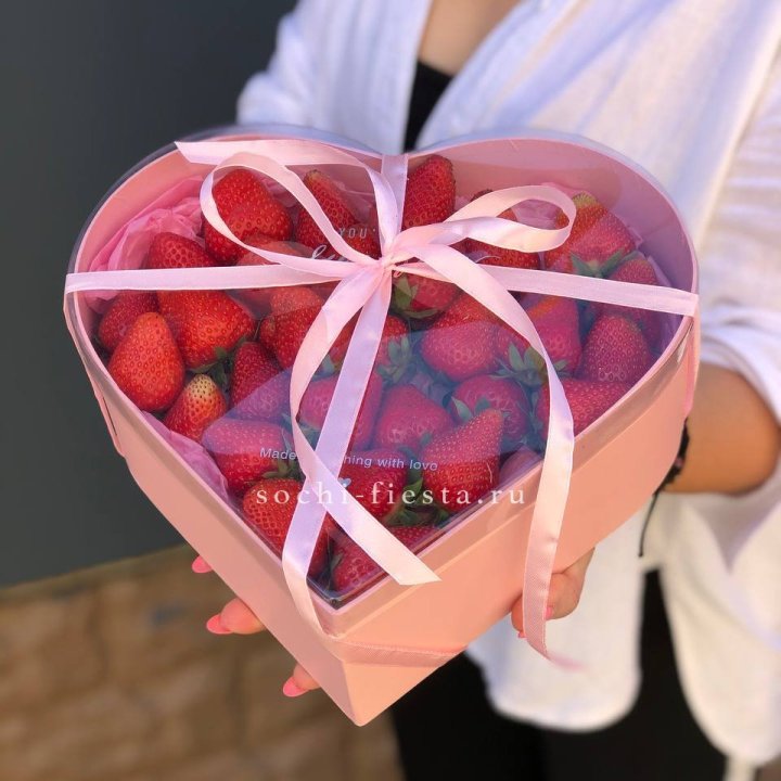Коробочка сердце  с клубникой в Волгограде