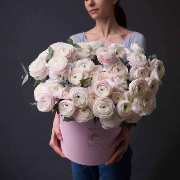 Бокс с ранункулюсами в Волгограде