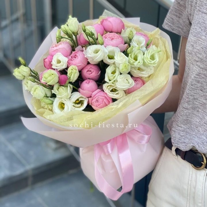 Букет кустовых роз с эустомой в Волгограде