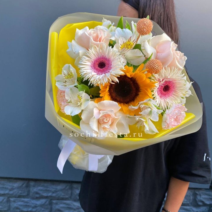Букет с подсолнухом "Елоу" в Волгограде
