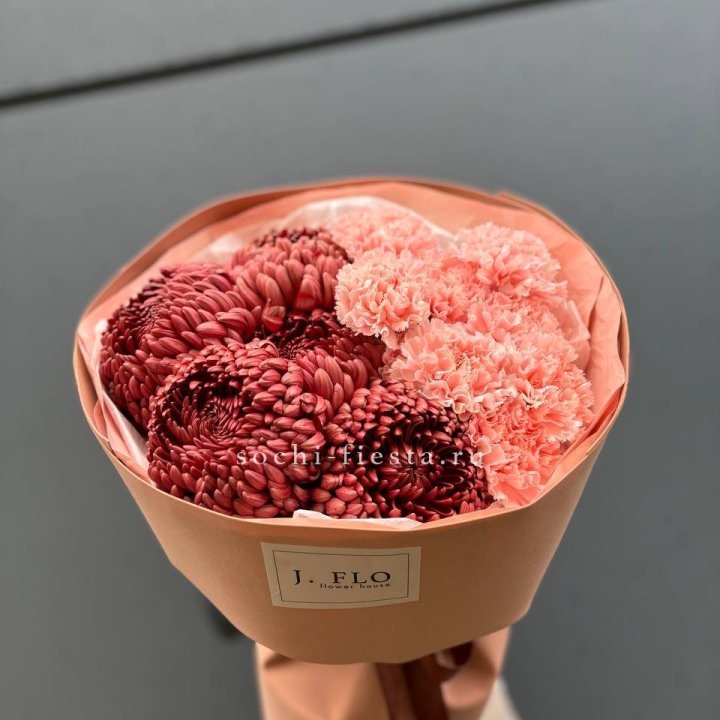 Букет хризантем и диантусов  в Волгограде