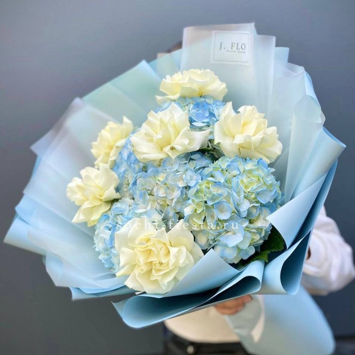  Букет из голубых гортензий и роз  в Волгограде