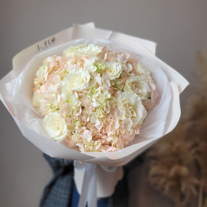  Букет гортензии и роз  в Волгограде