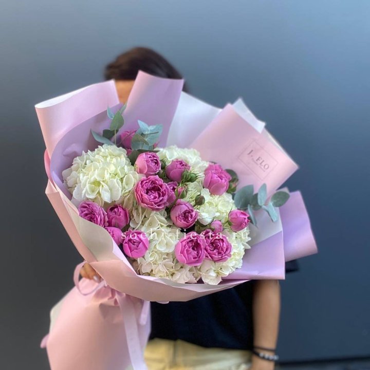 Букет белых гортензий и пионовидных роз  в Волгограде