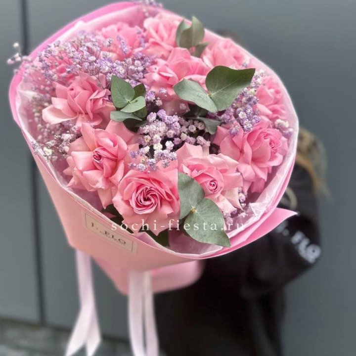 Розовые французские розы с гипсофилой в Волгограде