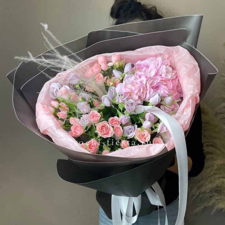  Букет гортензии и роз "Саперави" в Волгограде