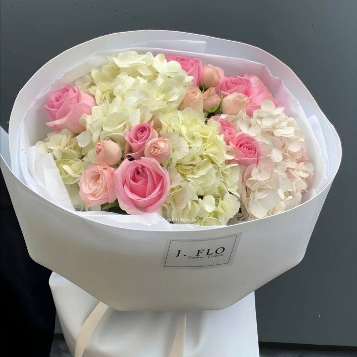  Букет гортензии и роз  "Тиамо" в Волгограде