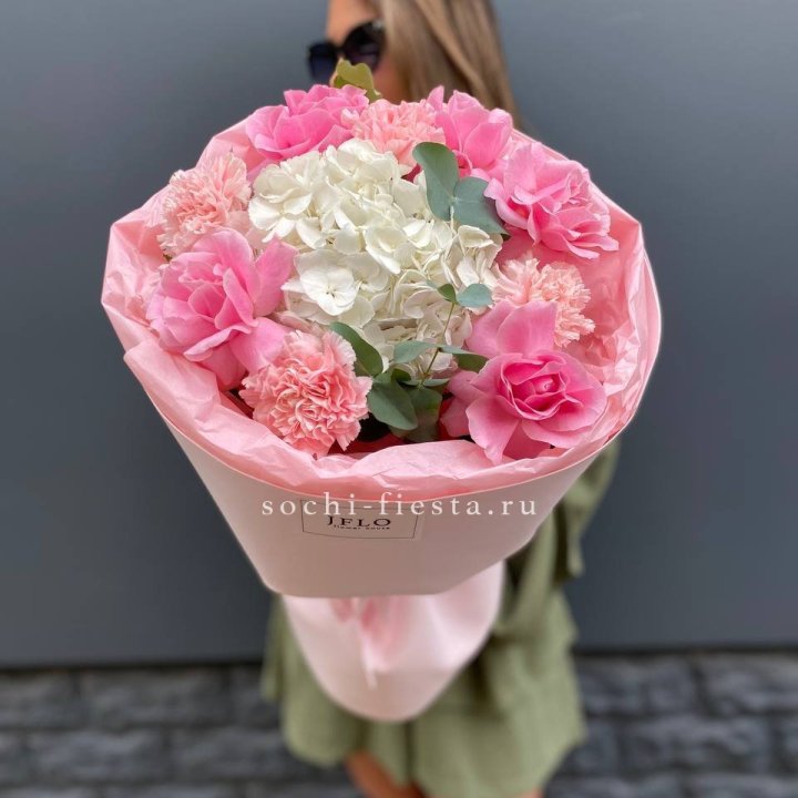 Букет роз и гортензии "Навола" в Волгограде