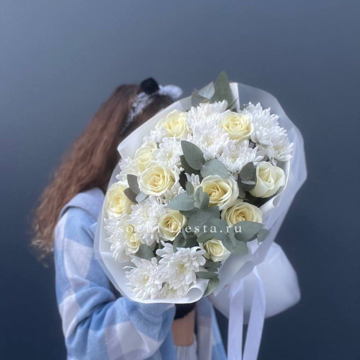  Букет белых роз с хризантемой  в Волгограде