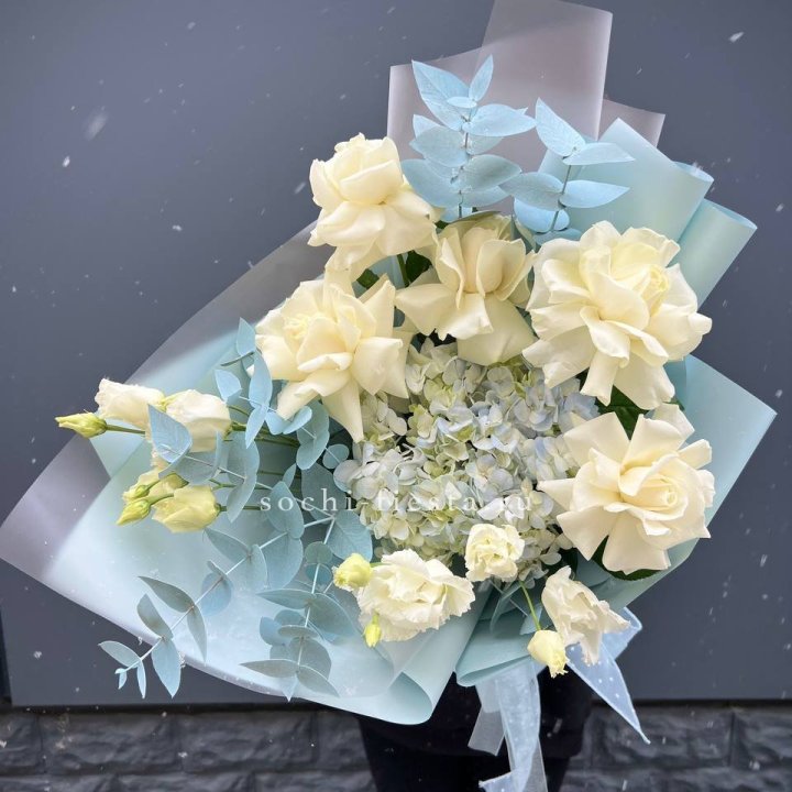 Букет с гортензией и белыми французскими розами в Волгограде