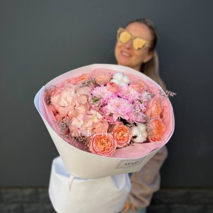 Букет гортензии и кустовых роз  в Волгограде