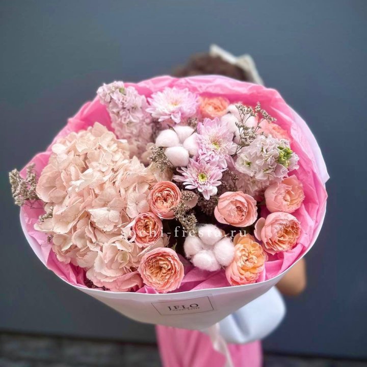 Букет гортензии и кустовых роз "Абрассо" в Волгограде