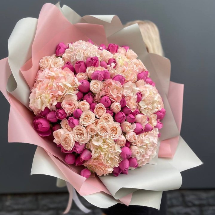 Букет кустовые розы и гортензия в Волгограде