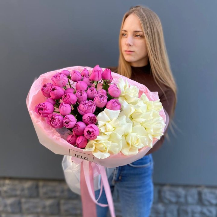 Дуо белых и кустовых роз в Волгограде