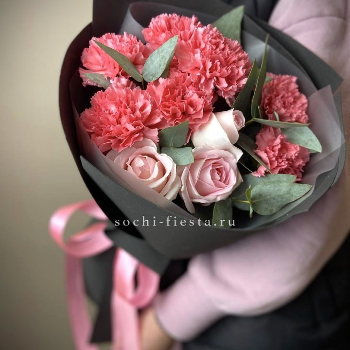 Букет из роз и диантусов "Пенелопа" в Волгограде