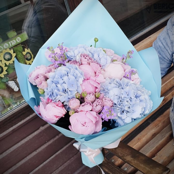 Букет с гортензиями "Блубери" в Волгограде