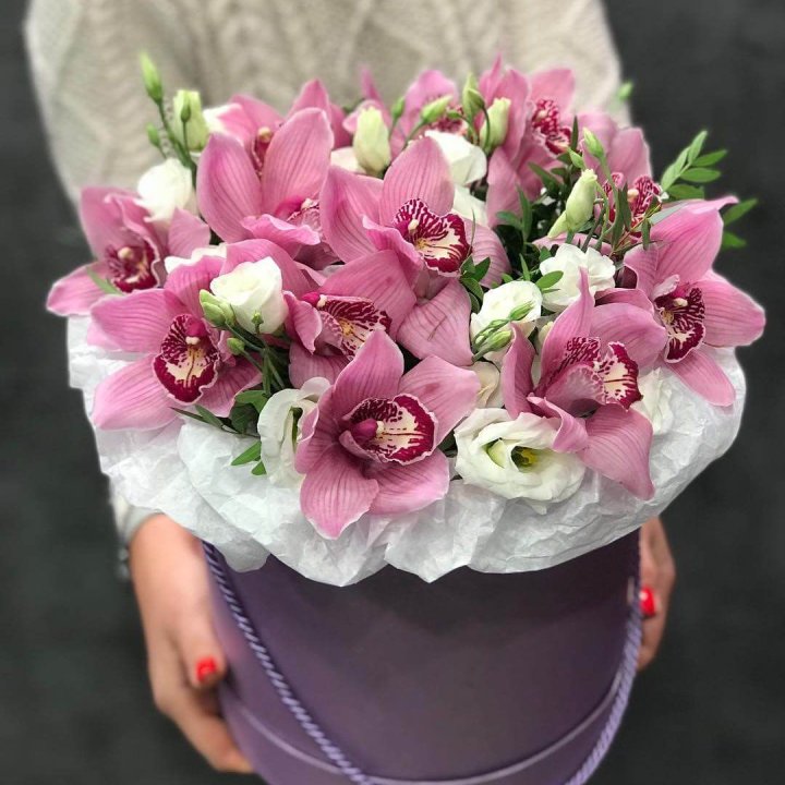 Орхидея и эустома в шляпной коробке в Волгограде