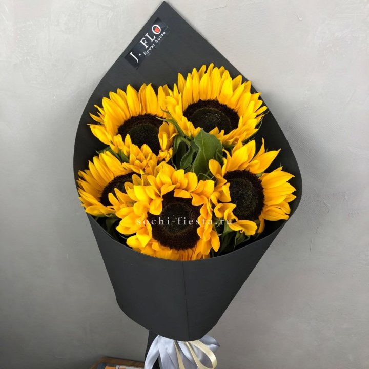 Букет из 5  подсолнухов в Волгограде