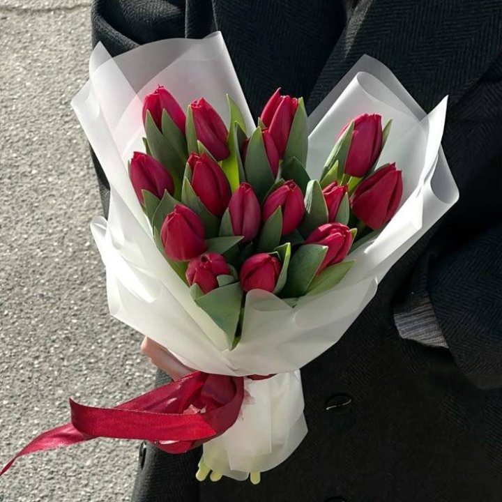 15 красных тюльпанов в Волгограде