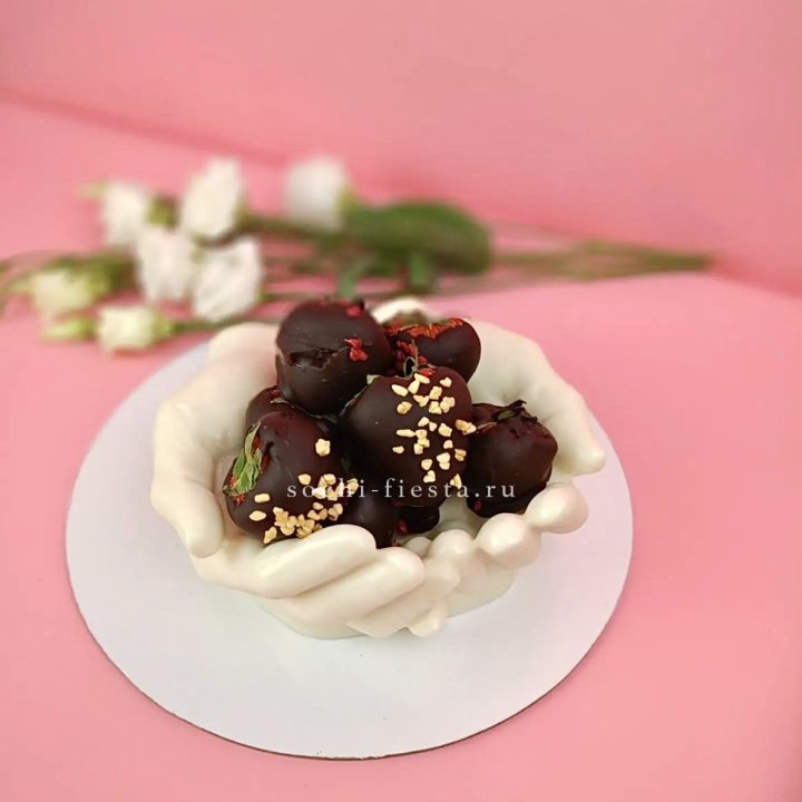 Клубника в шоколаде на шоколадных ладонях  в Волгограде
