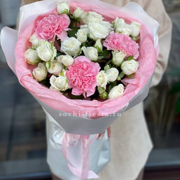 Букет розы с диантусами "Блэш" в Волгограде