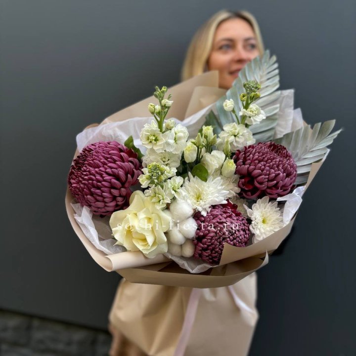 Хризантемы с маттиолой розами эустомой Чика в Волгограде