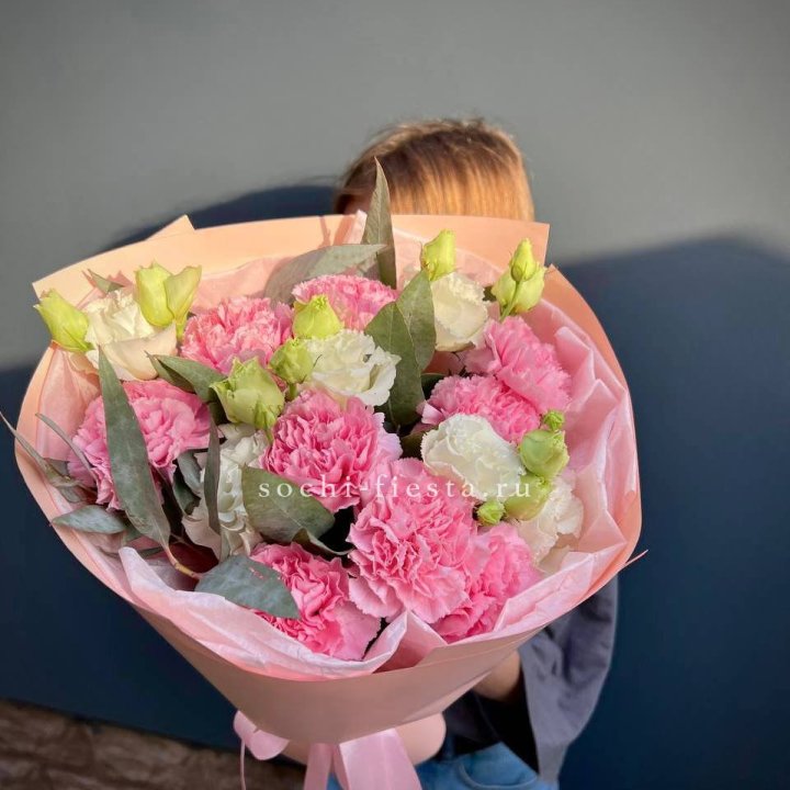 Букет гвоздик и  эустом "Сири" в Волгограде