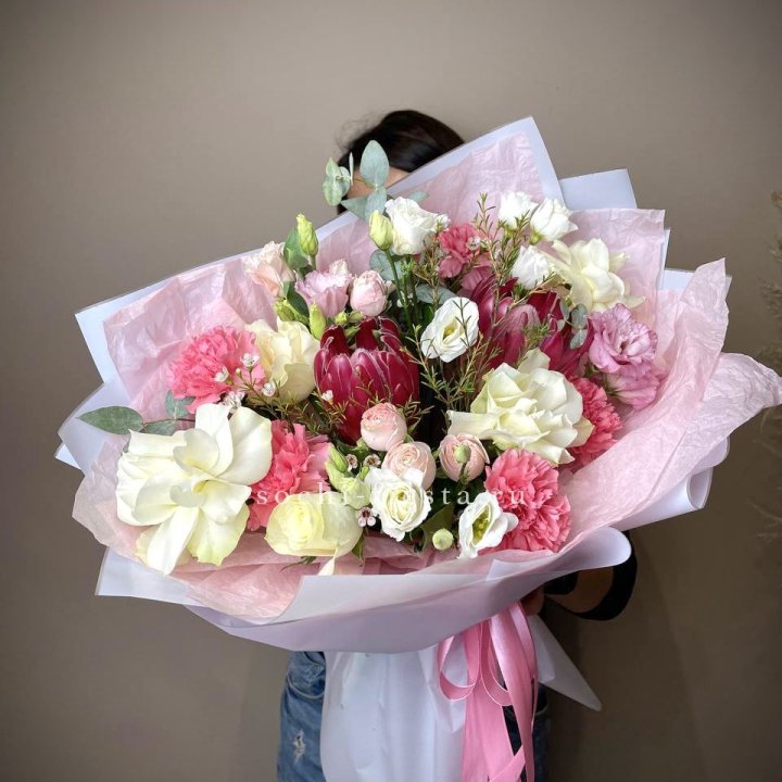 Букет с протеей, розами "Элеонора" в Волгограде