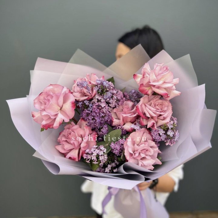 Букет из розовых роз и сирени в Волгограде