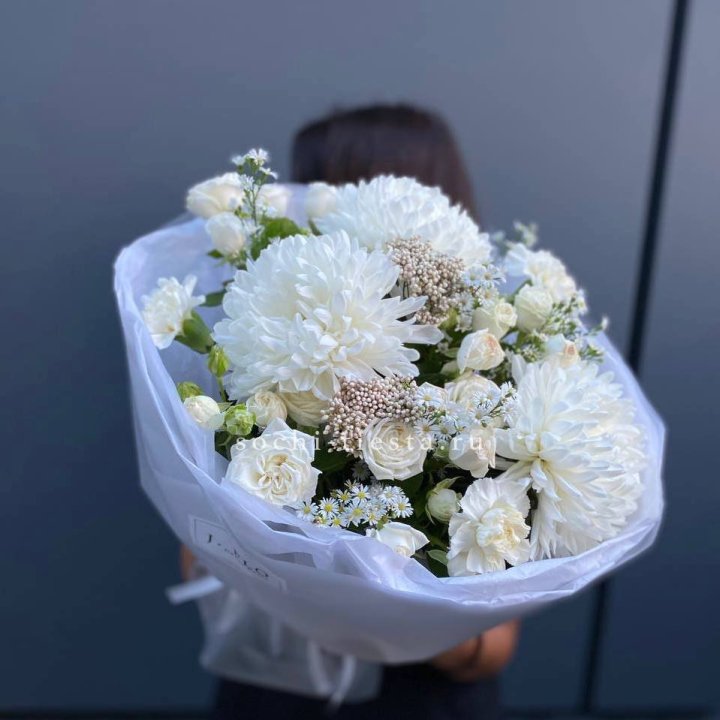 Букет хризантем и роз вайт шотс в Волгограде