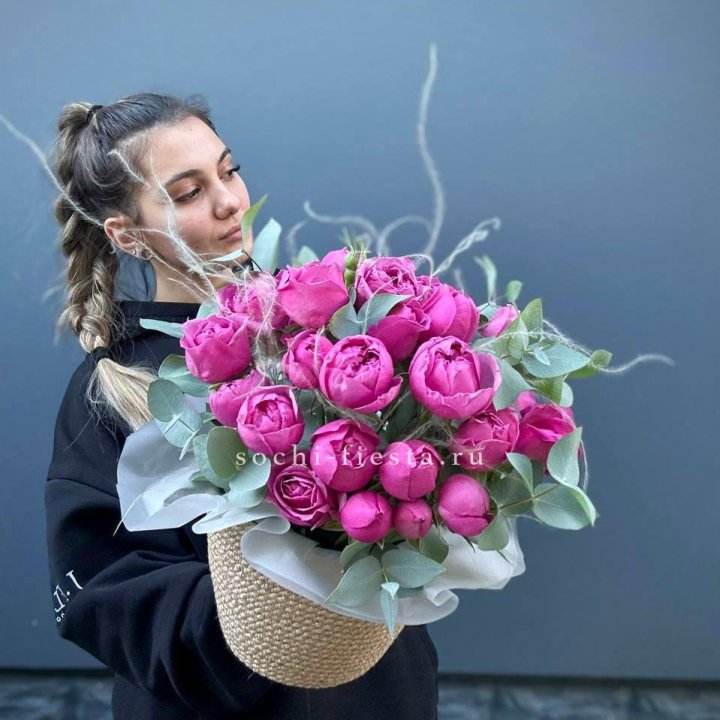 Пионовидные розы  в джутовом кашпо  в Волгограде