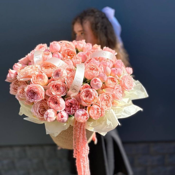 Кустовые розы Джульетта в джутовом кашпо в Волгограде