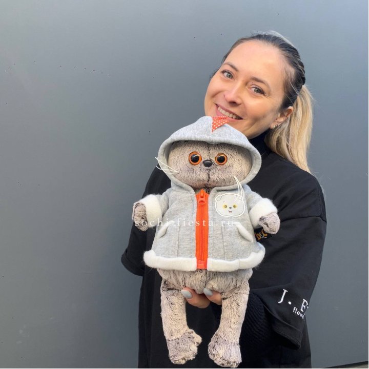 Кот Басик в толстовке в Волгограде