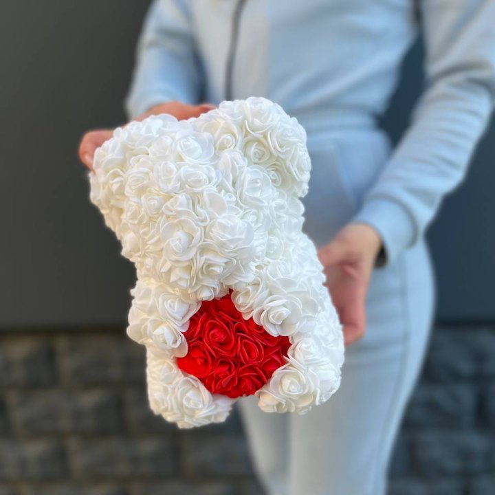 Медведь с красным седцем в Волгограде