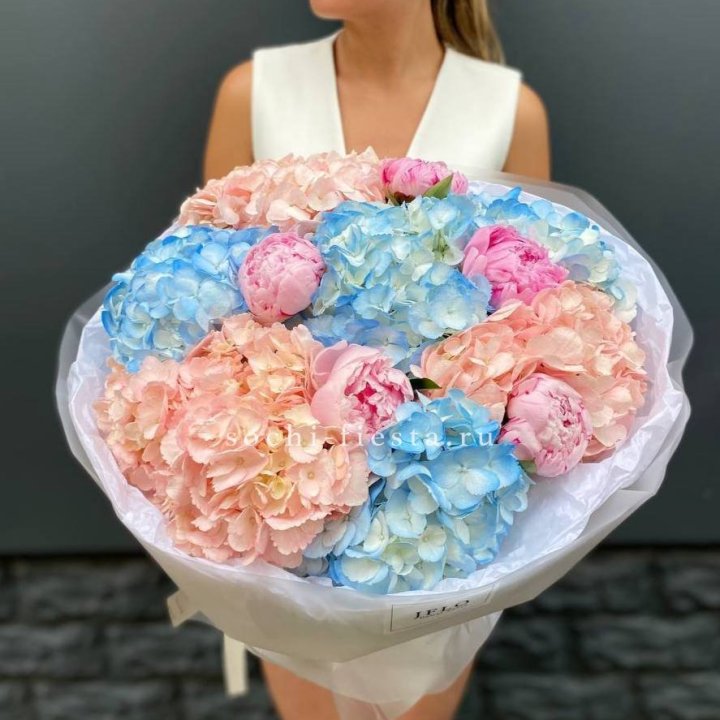 Дуобукет гортензии с пионами  в Волгограде