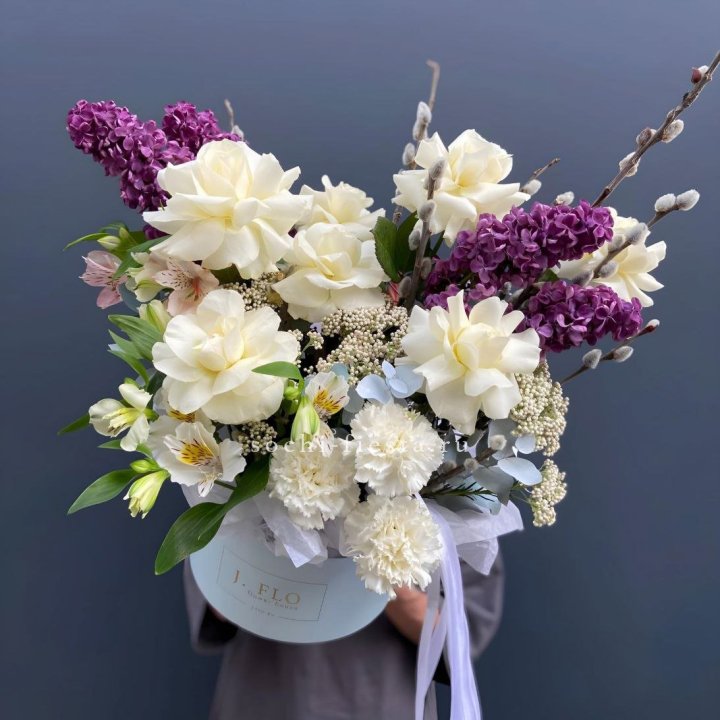 Цветочный бокс Французских роз и Сирени в Волгограде