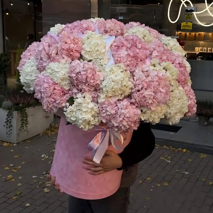 Дизайнерский цилиндр с гортензиями  в Волгограде