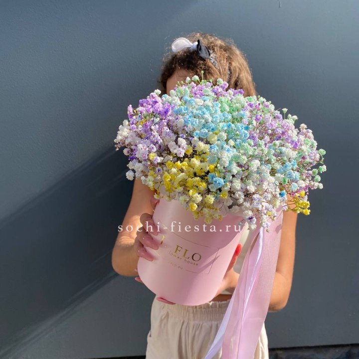 Радужные гипсофилы в шляпной коробке в Волгограде