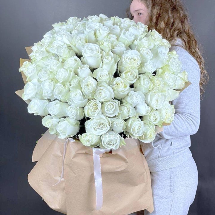 101 белая высокая импортная роза в Волгограде